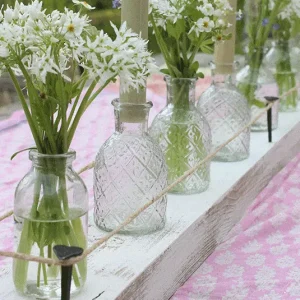 Vase und Kerzenständer blumig