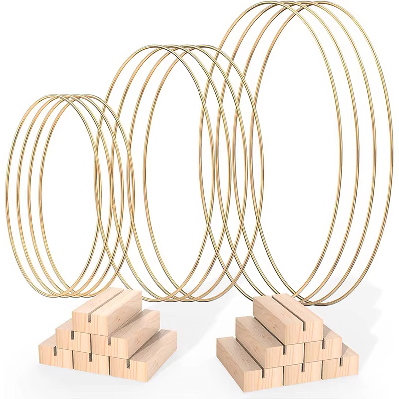Goldener Metallkranz und Holzbasis Kartenhalter: DIY Hochzeitsdekoration und Blumengirlanden-Draht-Ringe – Bild 2