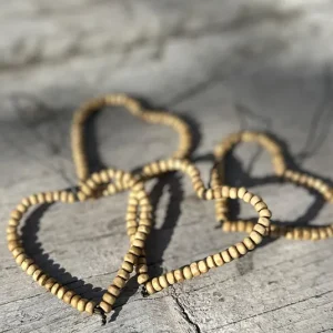 Herz aus Holzperlen handgefertigt