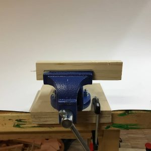 Schraubstock mit Holzsockel