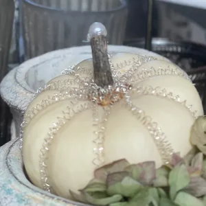 Kürbis weiß dekoriert