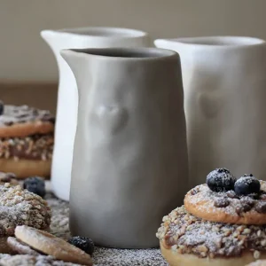 Milchkanne Kärlek weiß/grau